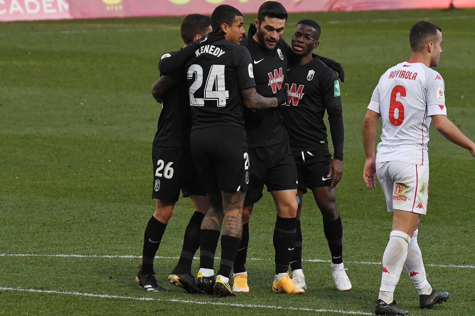 Los jugadores del Granada felicitan a Jorge Molina tras firmar el tanto del empate.