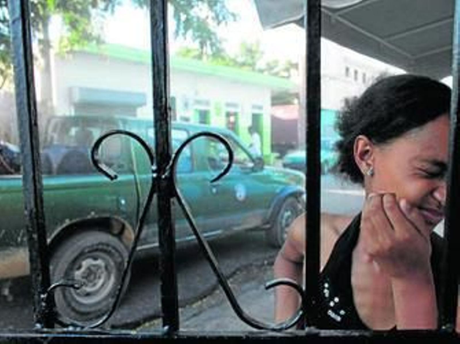 Una mujer. al paso de un vehículo que fumiga las calles contra el mosquito del dengue, en República Dominicana.