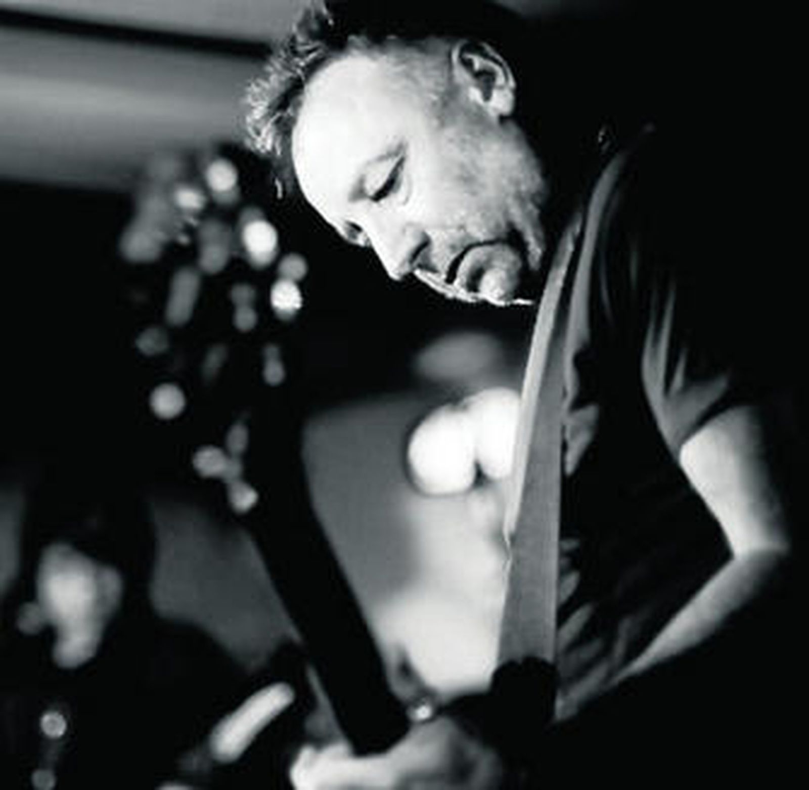 Peter Hook, dándole a los agudos con un bajo de seis cuerdas.
