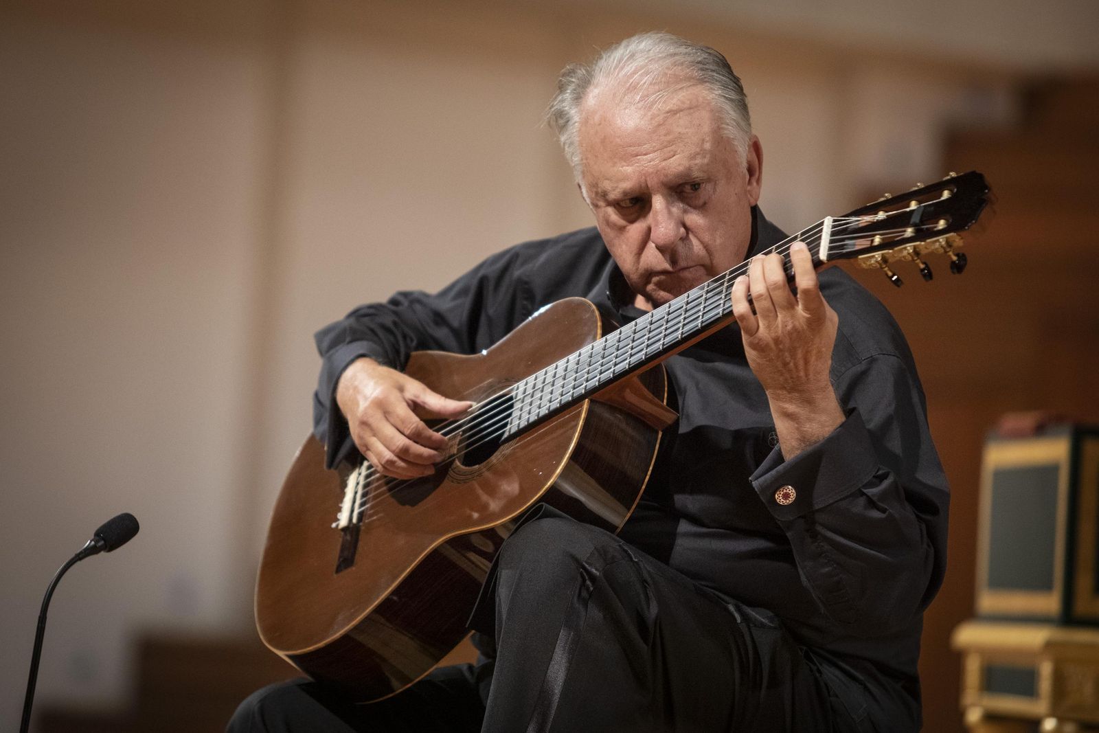 Pepe  Romero  y la Orquesta Barroca de Granada en el festival de la guitarra 2021.