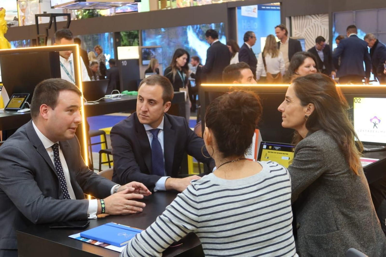 Reuniones de trabajo en la feria de turismo.