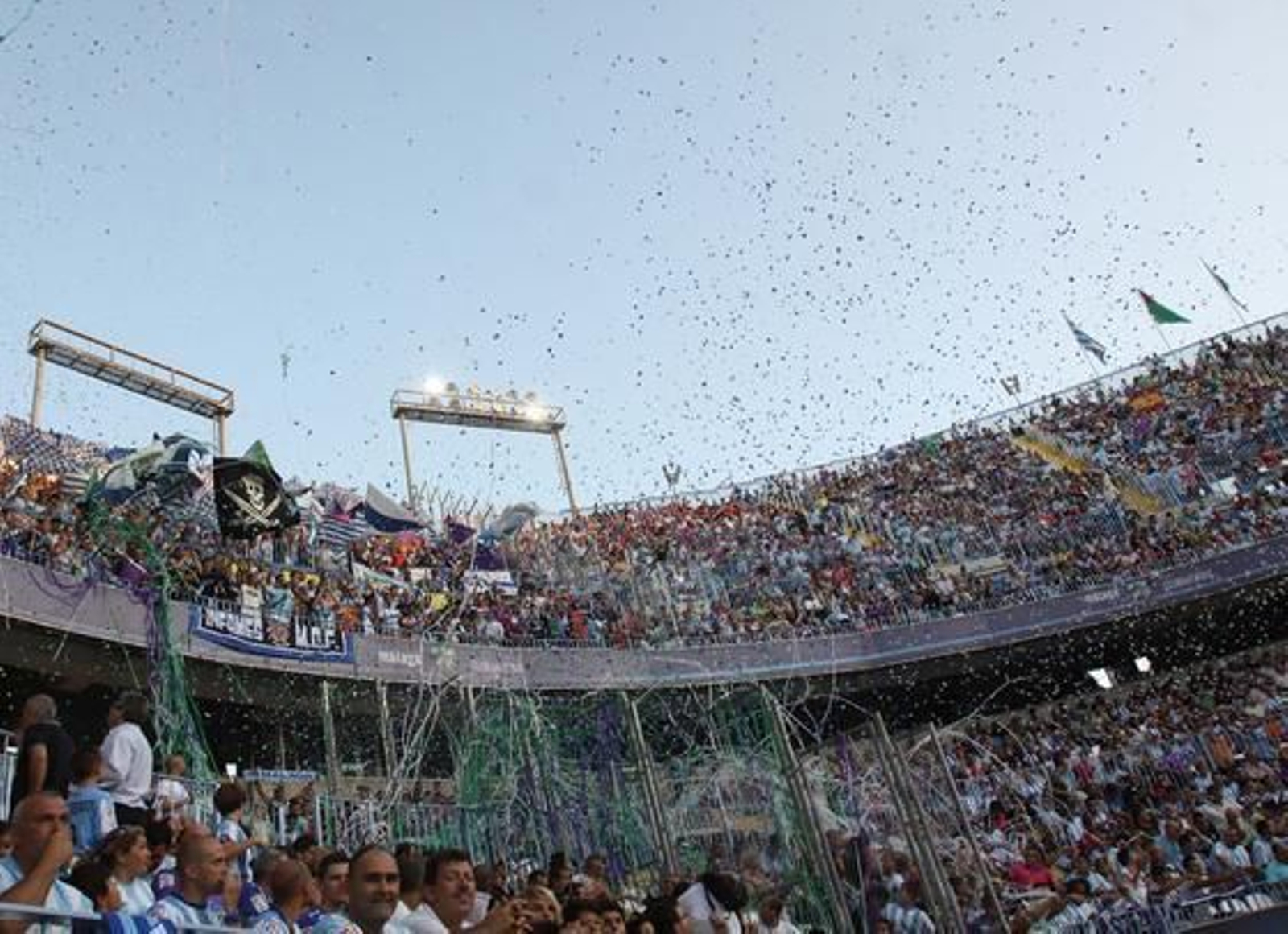 El Málaga gana su tercer partido consecutivo en Liga gracias a un gol de Cazorla de falta (1-0). / Migue Fernández