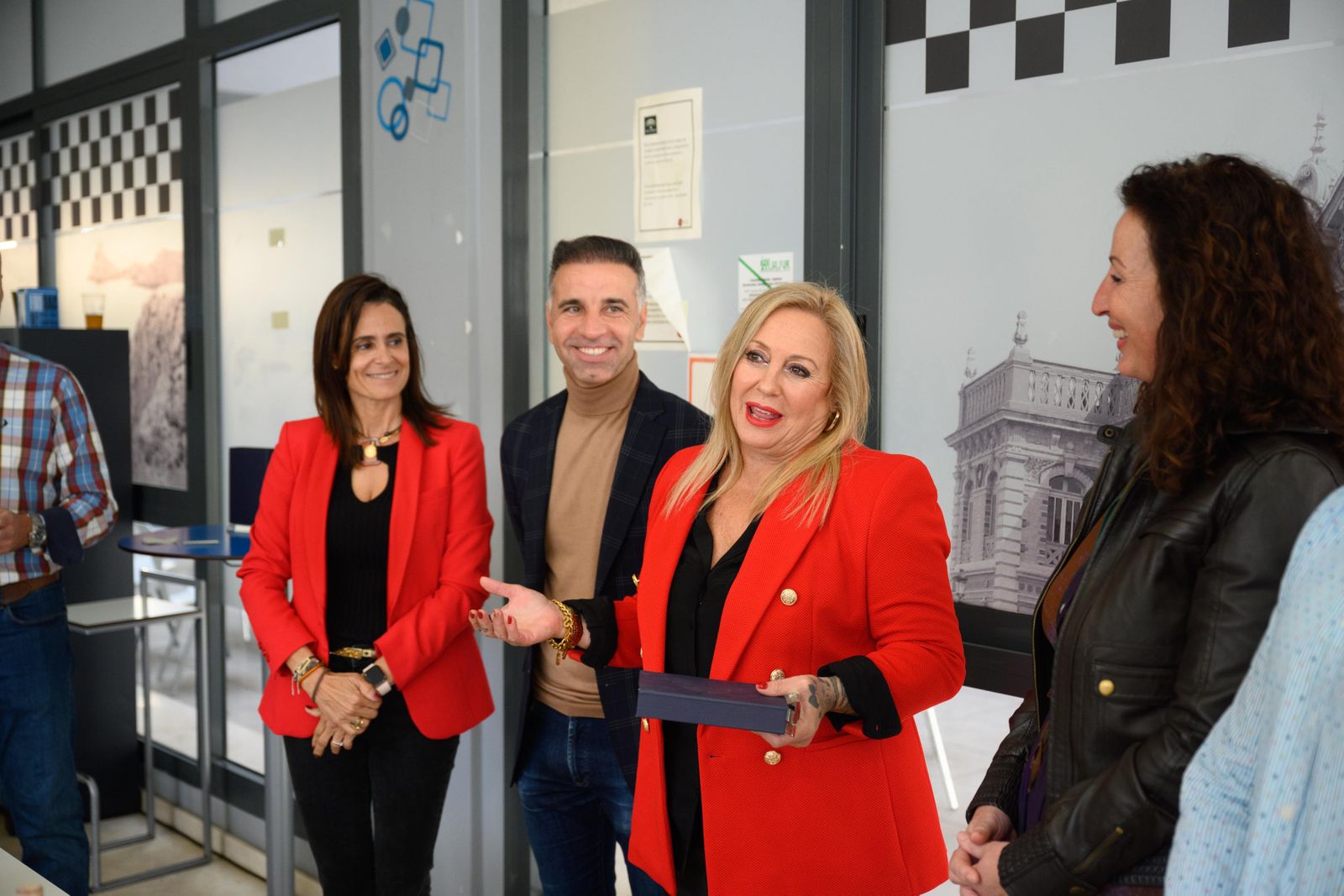 La oficial Isabel Almécija Ortega recibe su distinción tras 42 años de servicio