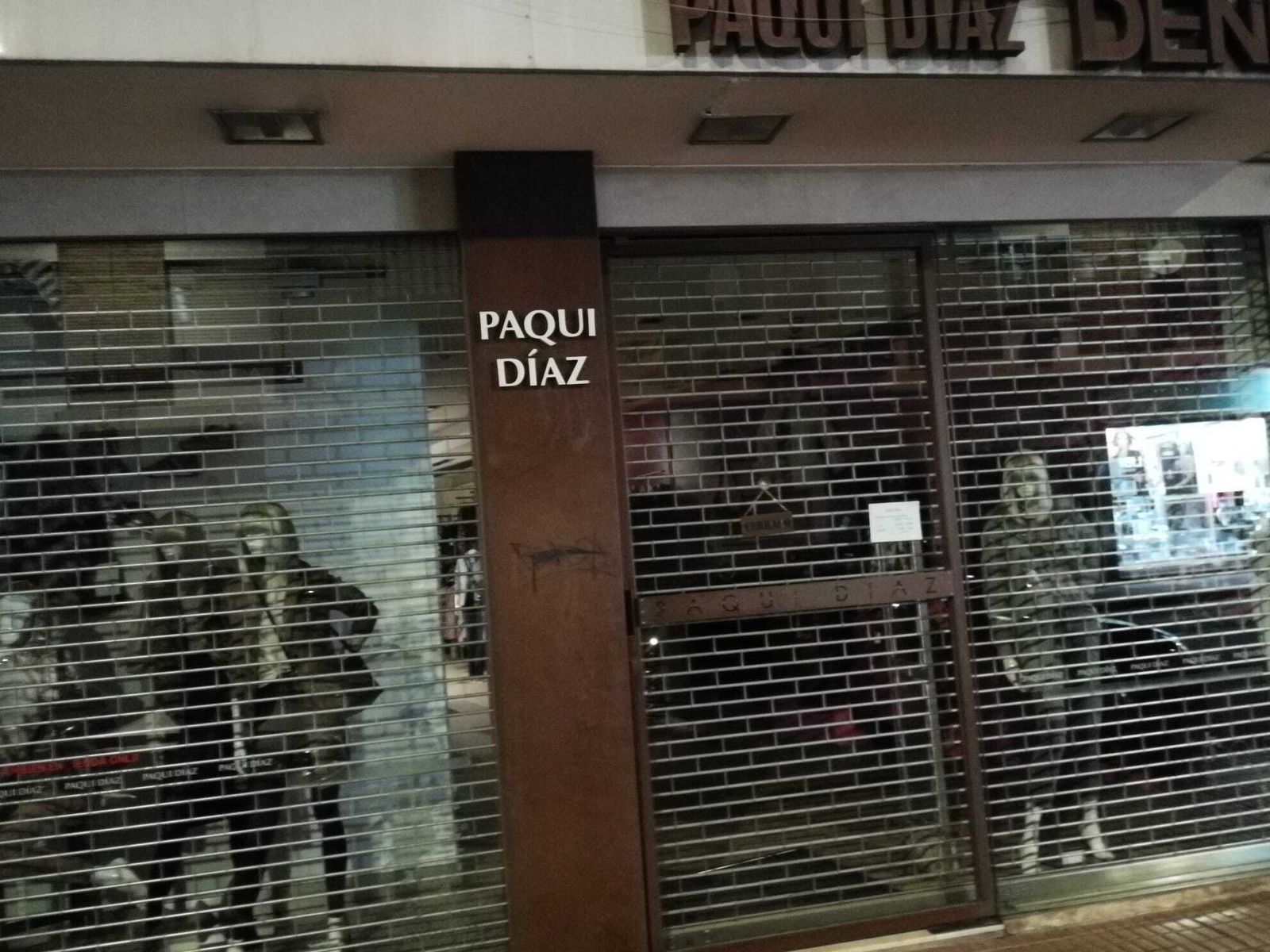 Escaparate sin iluminación del Centro Comercial Abierto La Viñuela.