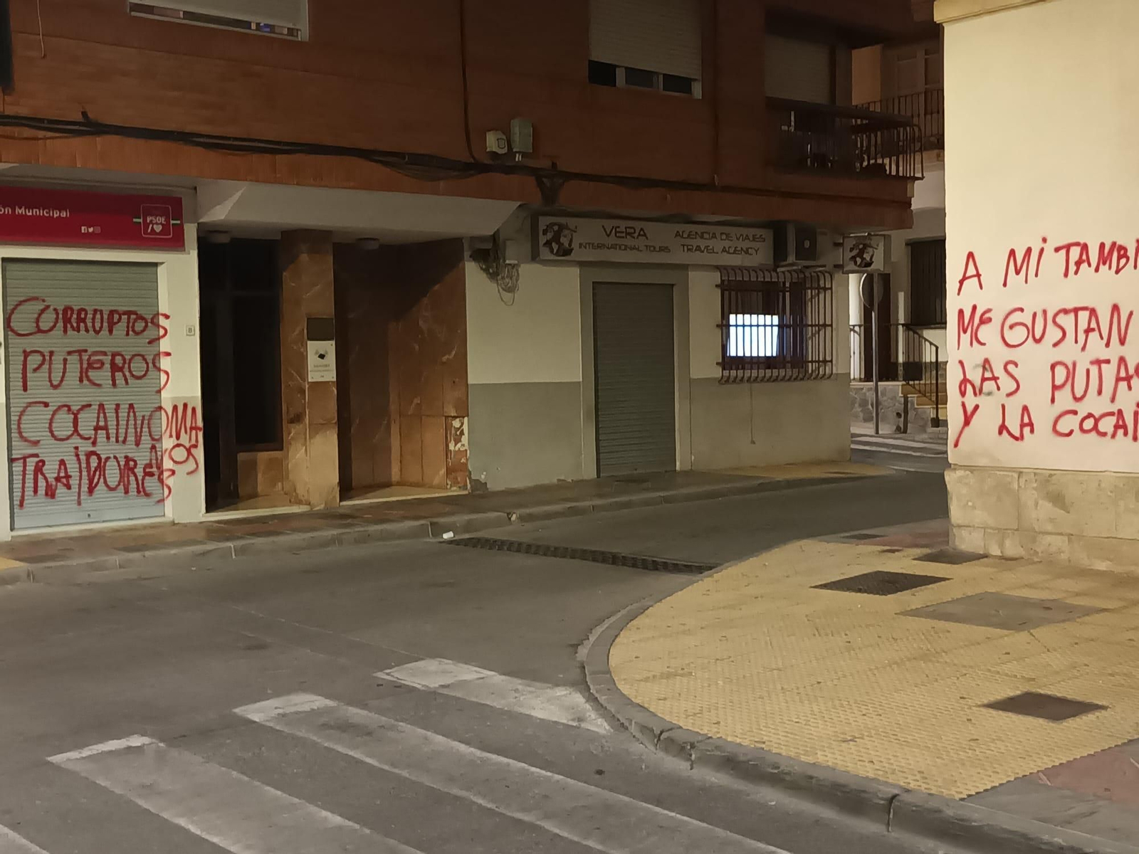 Imagen de la sede socialista y las Casas Palaciegas con pintadas.