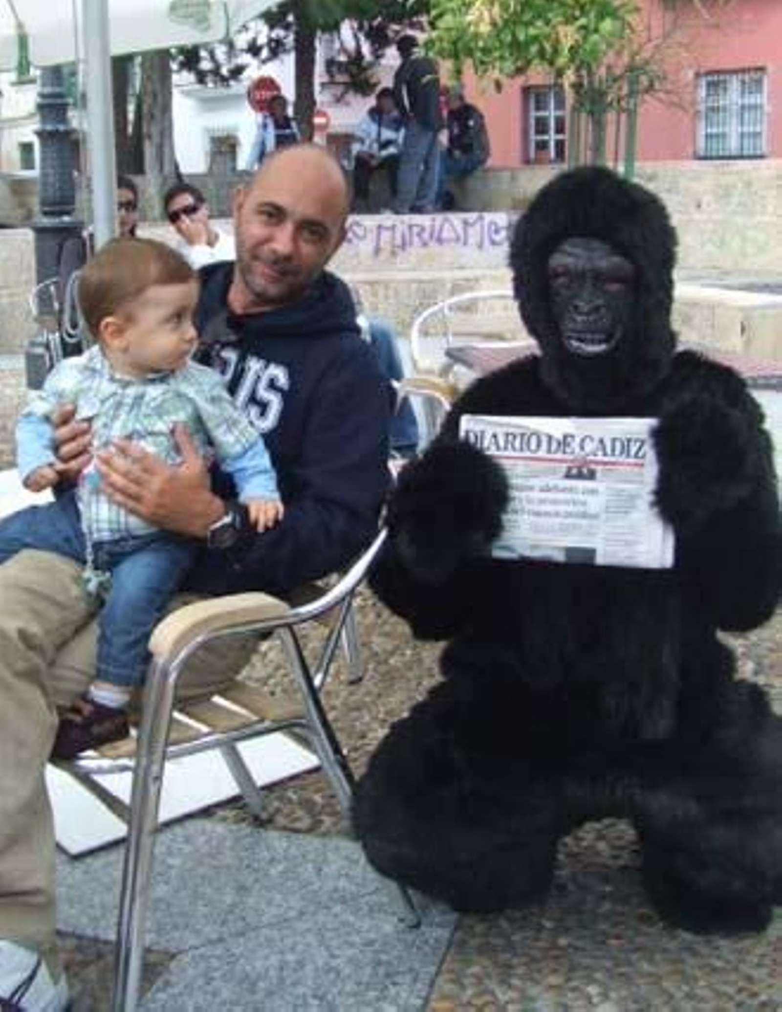 Iba para hombre, pero se quedó en mono. Eso sí, un mono muy leído, que va con su Diario a todas partes. Si te encontraste con nuestro particular monkey el sábado, búscate en esta galería. 

Foto: Senda