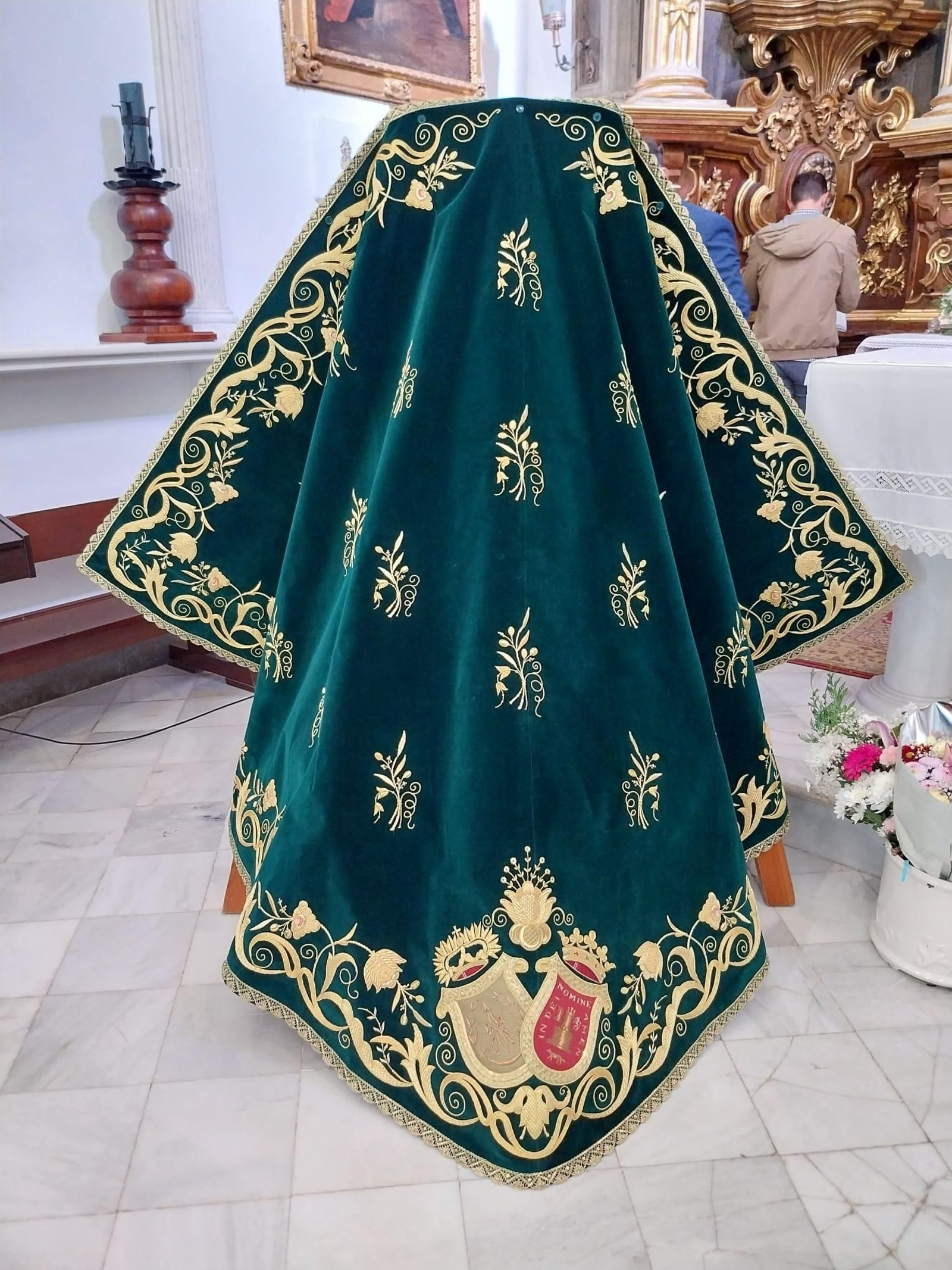 El nuevo manto para la Virgen de la Oliva de Vejer.