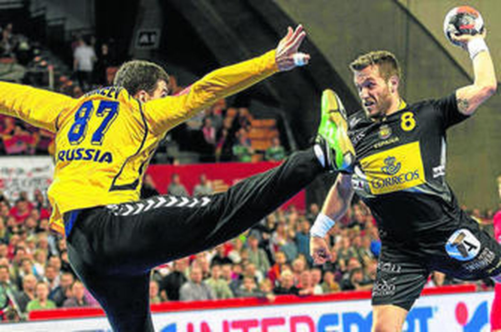 El extremo Víctor Tomás intenta superar al guardameta ruso Victor Kireev en el duelo de ayer.