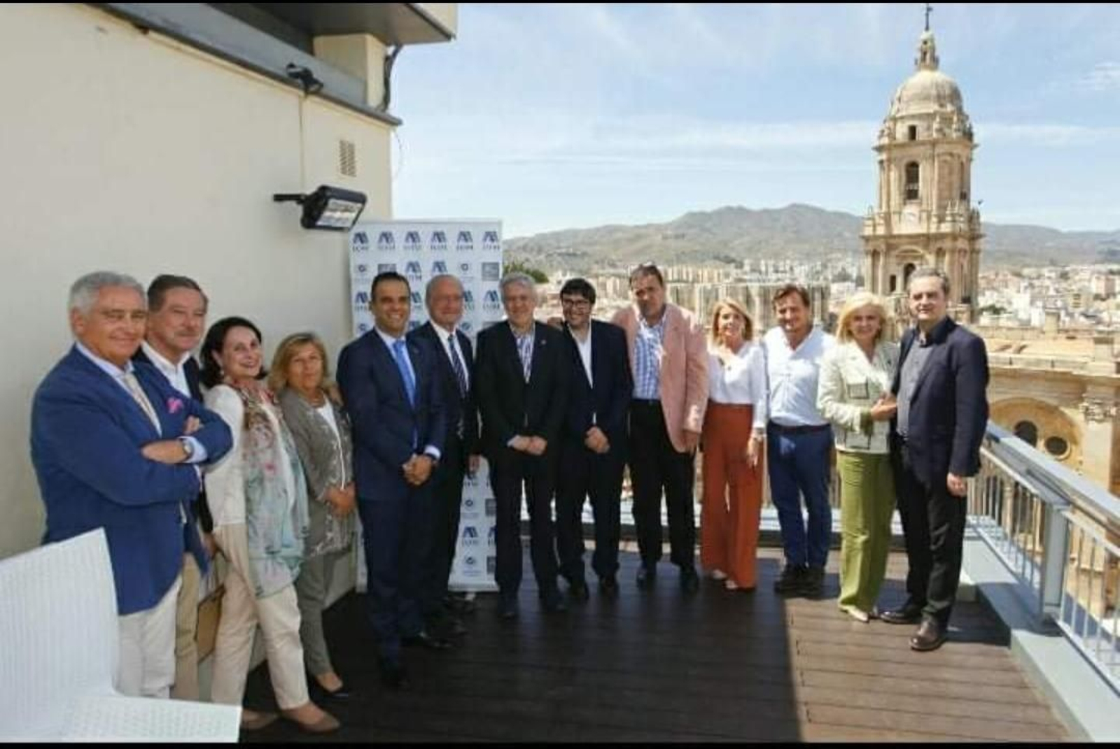 Junta directiva de AIOM con el alcalde y el investigador del CNIO David Olmos.