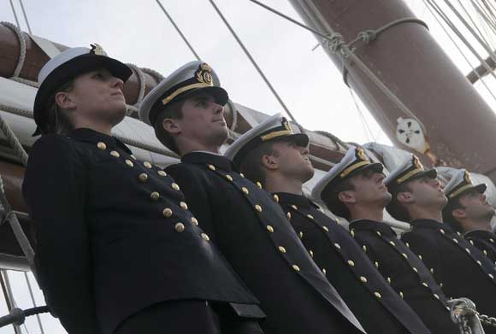 San Fernando despide en el Arsenal de La Carraca al buque escuela de la Armada, que partió de forma excepcional en uno de los primeros grandes actos conmemorativos del 2010

Foto: Javier Gonzalez