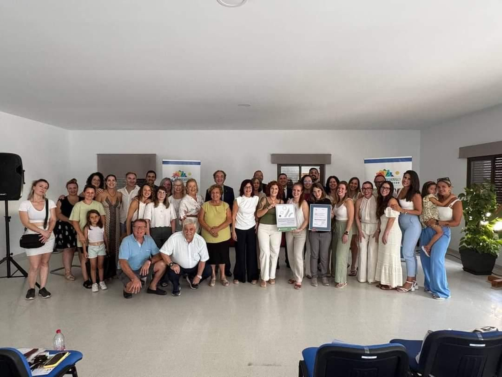 Trabajadores y directivos durante la recogida del reconocimiento