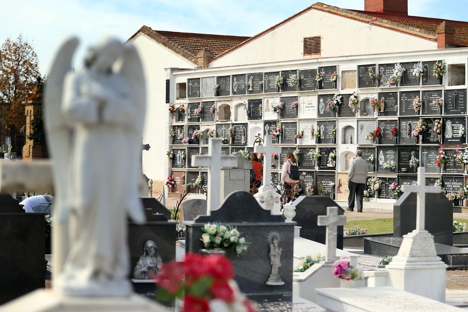 Imágenes de los preparativos en el cementerio de Huelva con motivo de la festividad de Todos los Santos