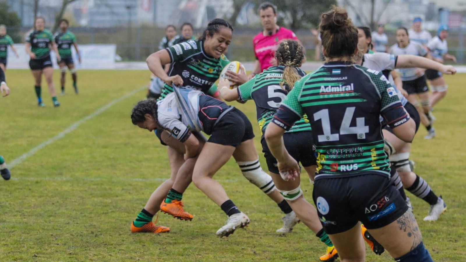 La neozelandesa Lavinia Tauhalaliku es placada por una rival.