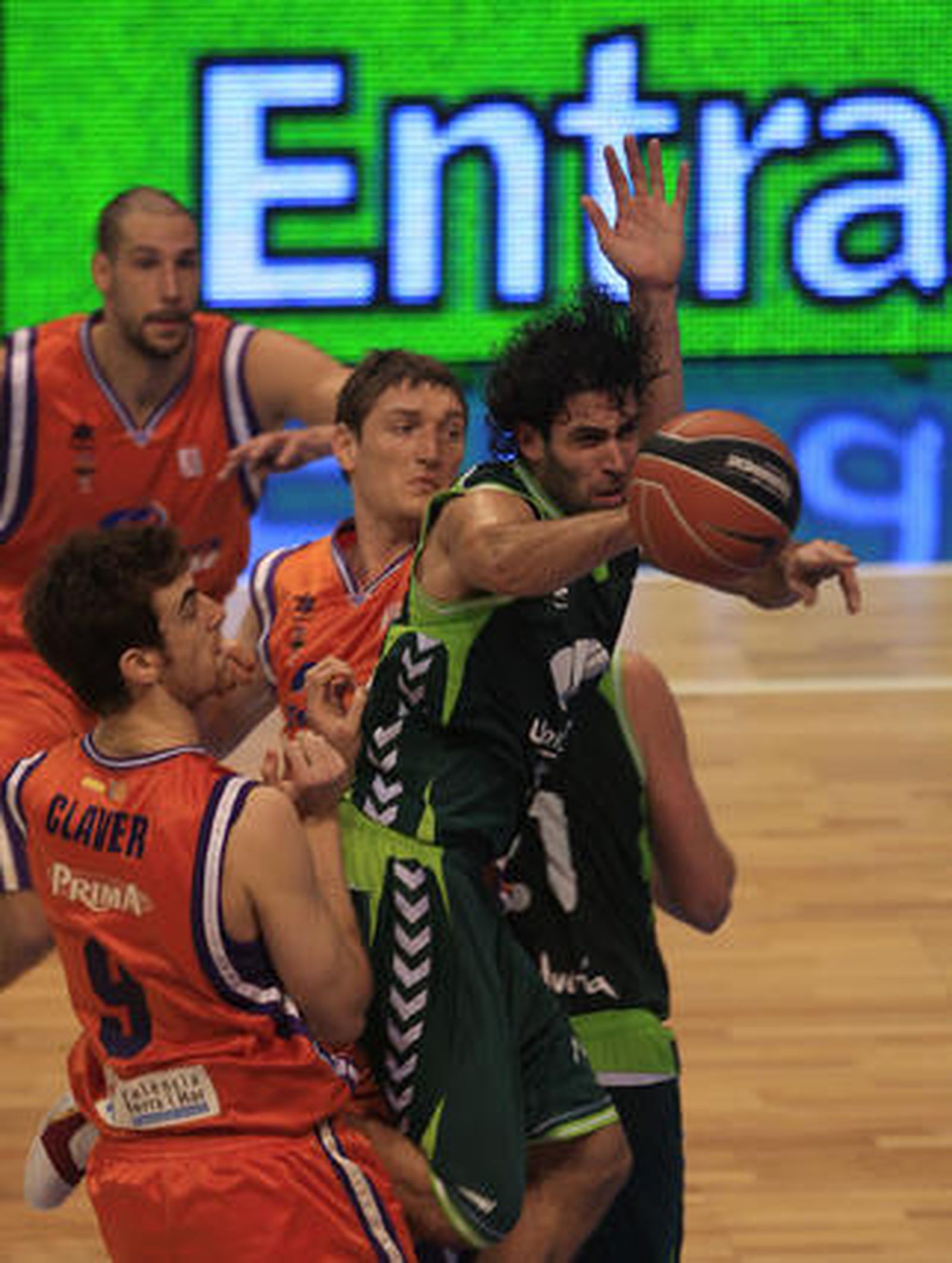 El Unicaja pierde contra el Power Electronics (64-70) y se aleja de la Copa del Rey

Los de Aíto lo intentaron hasta el final, pero la precipitación y el mal día en los tiros decantaron el encuentro para los valencianos.

Foto: Sergio Camacho / Agencias
