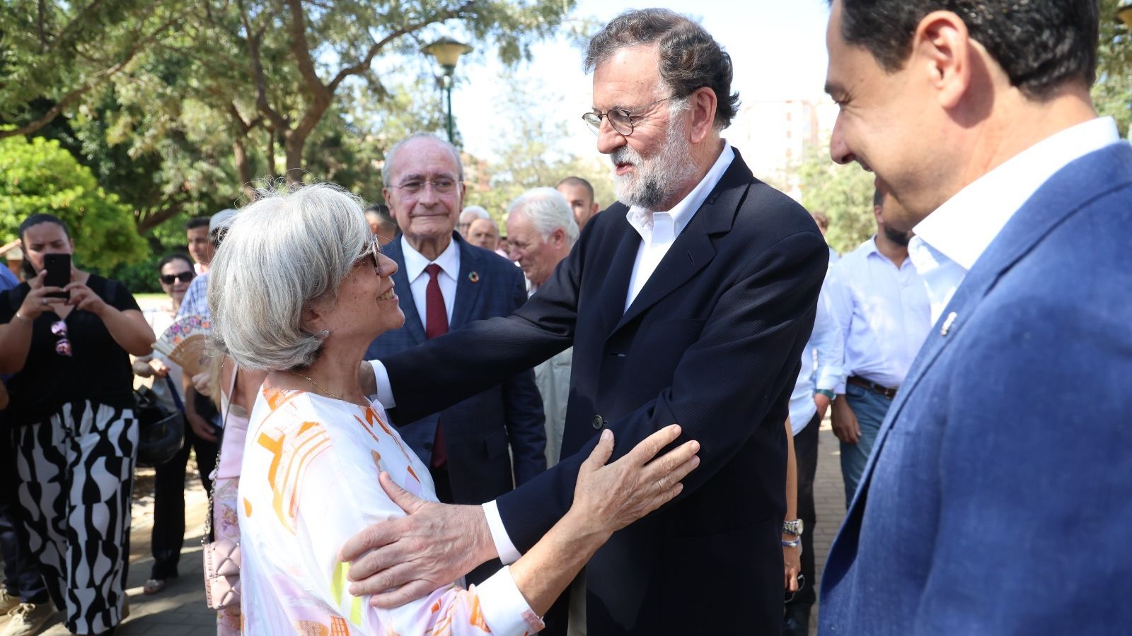 El ex presidente del Gobierno Mariano Rajoy con Elvira Calvente, viuda del concejal asesinado.