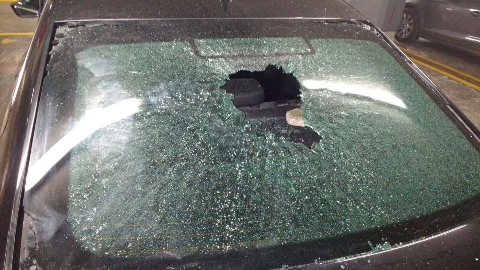 Luna trasera del vehículo con conductor rota a pedradas.