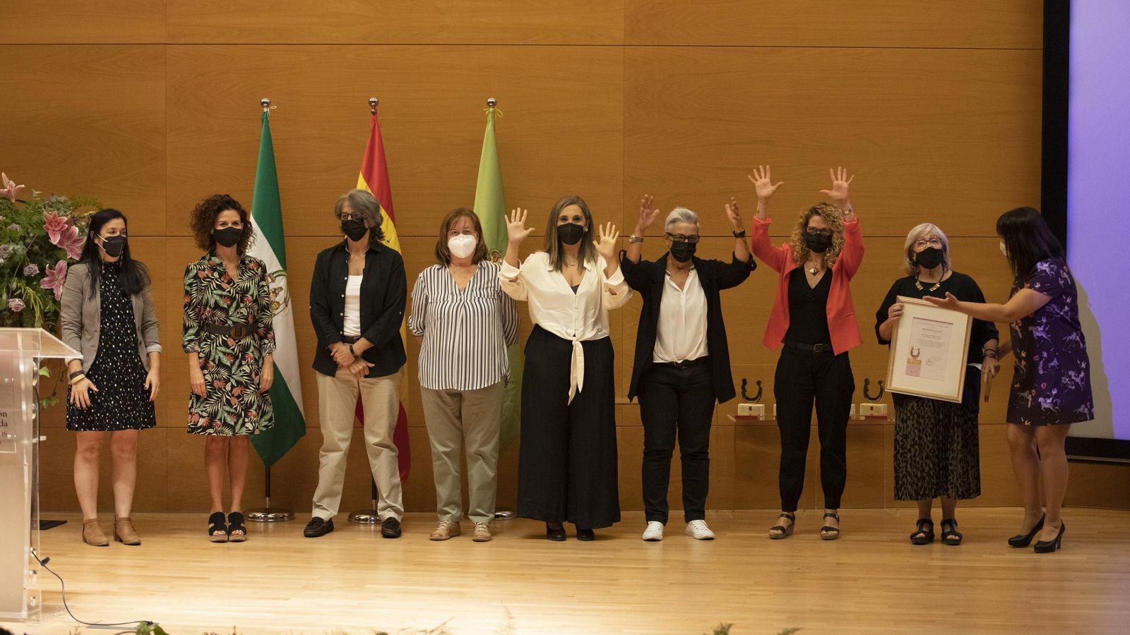 Momento de la entrega de uno de los premios