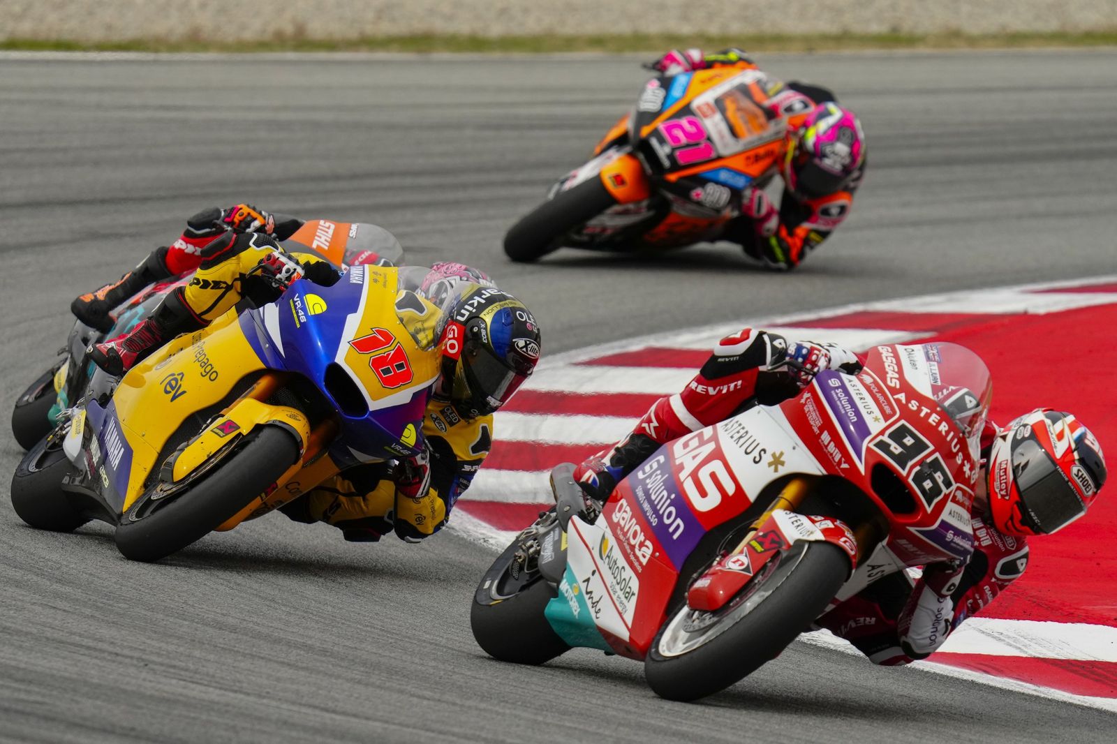 Las cariñosas fotos de Piqué, Clara Chía en el Mundial de Motos en Montmeló