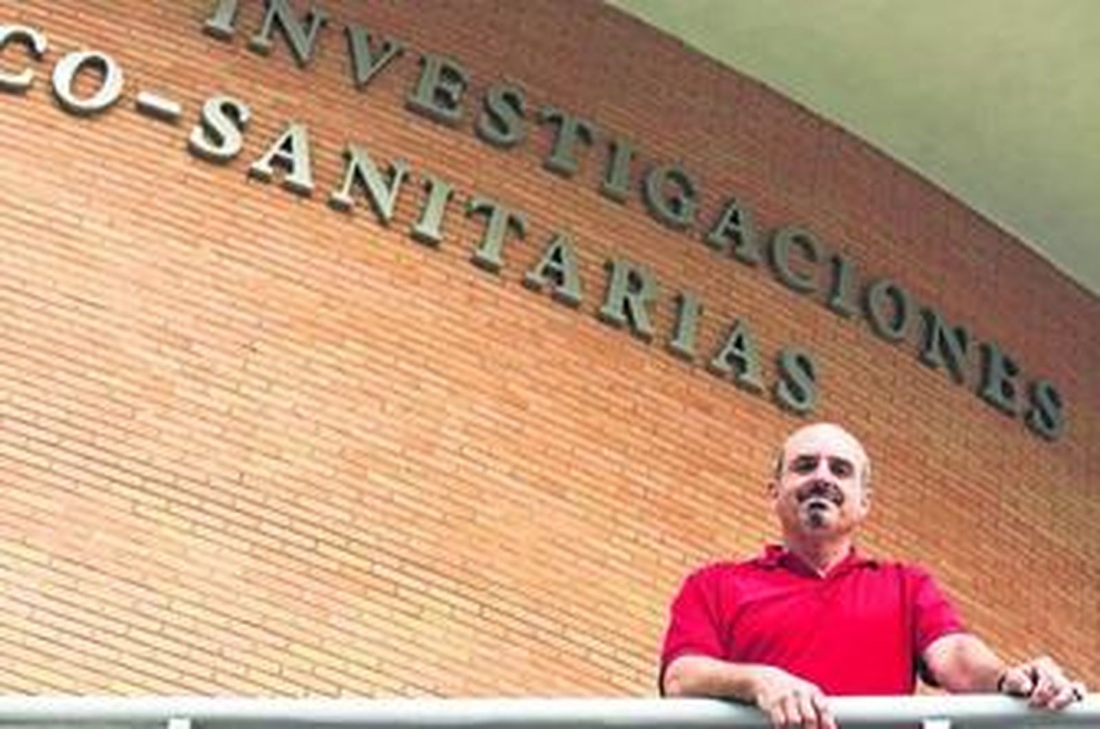 José Aguilera en el Centro de Investigación Médico-Sanitarias de la UMA en el campus de Teatinos.