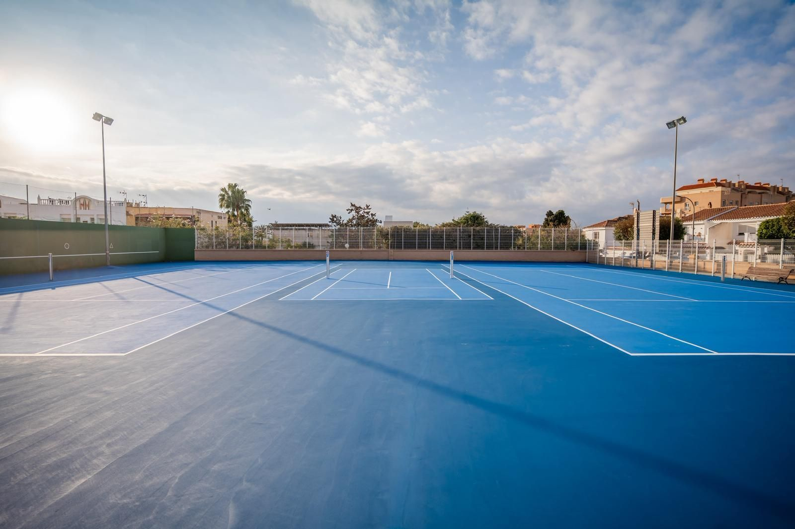 Las nuevas pistas de tenis en la IDM Pueblo Blanco de Roquetas de Mar.