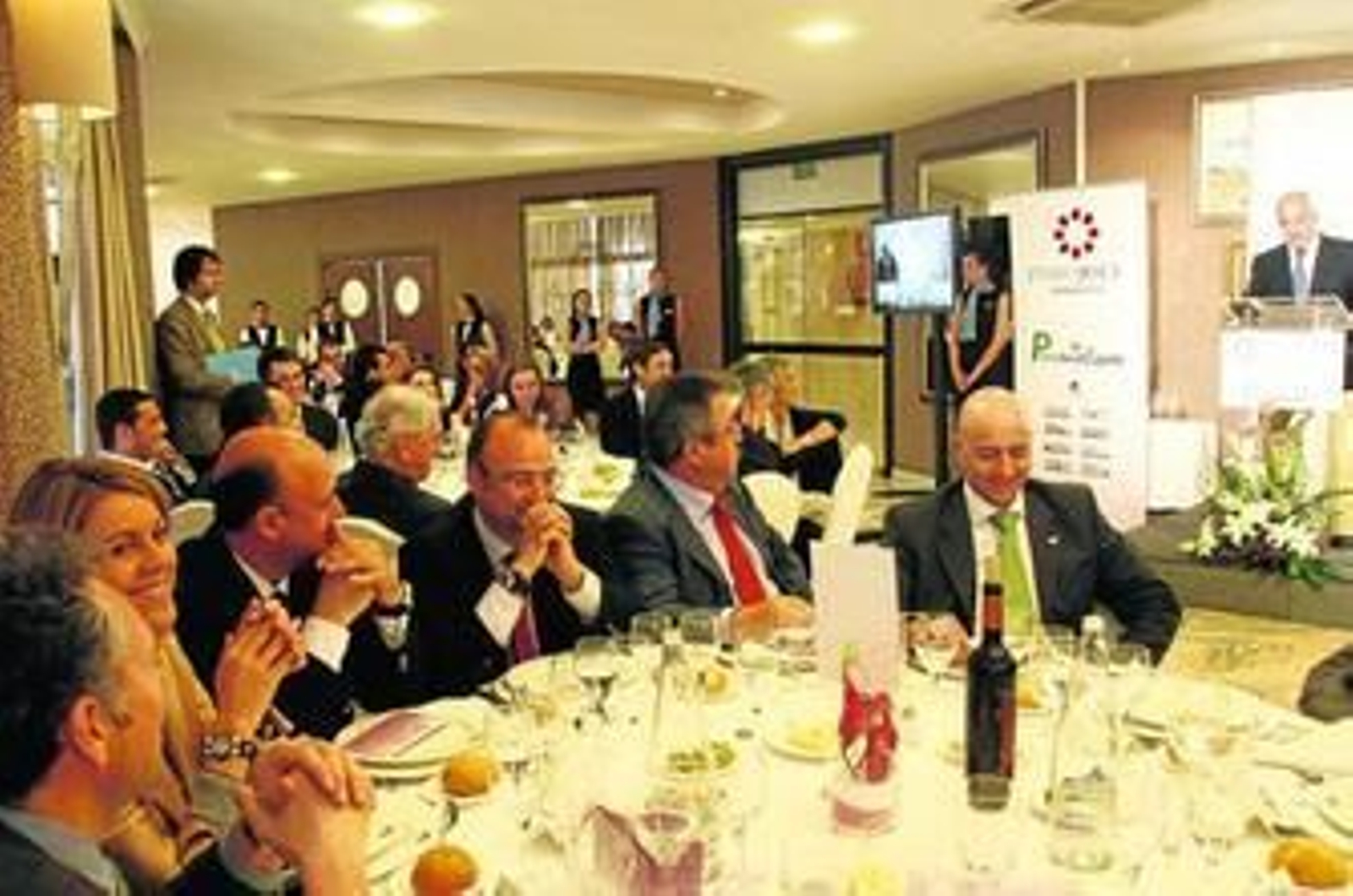 José Joly, María Dolores de Cospedal, Manuel López, presidente de PhiloSeed, Luis Rogelio Rodríguez,  Miguel Uribe y Diego Martínez Cano escuchan a Javier Arenas.