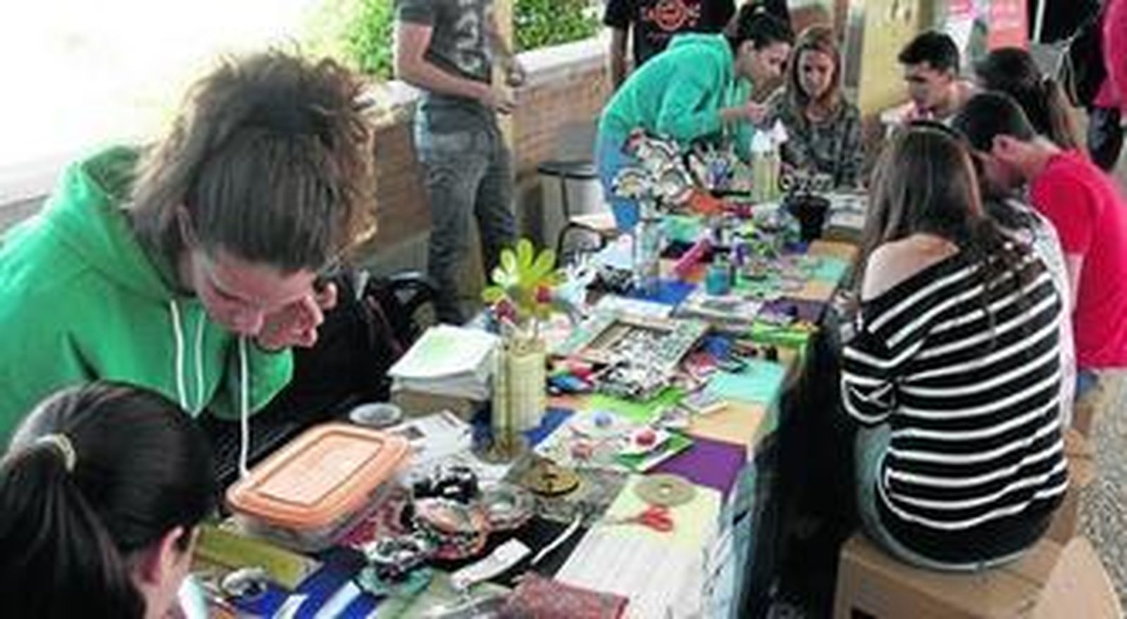 Algunos alumnos participan en uno de los talleres de reciclaje creativo.