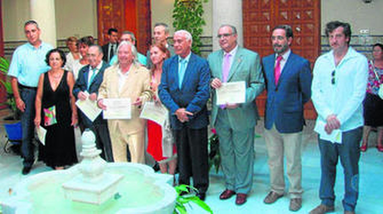 Alonso y los artesanos reconocidos, ayer, en Jaén.