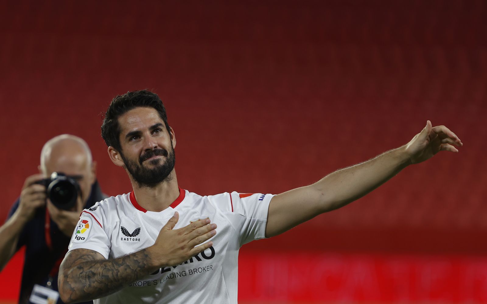 Isco, en su presentación, se toca el pecho como respuesta a la cálida bienvenida del sevillismo.