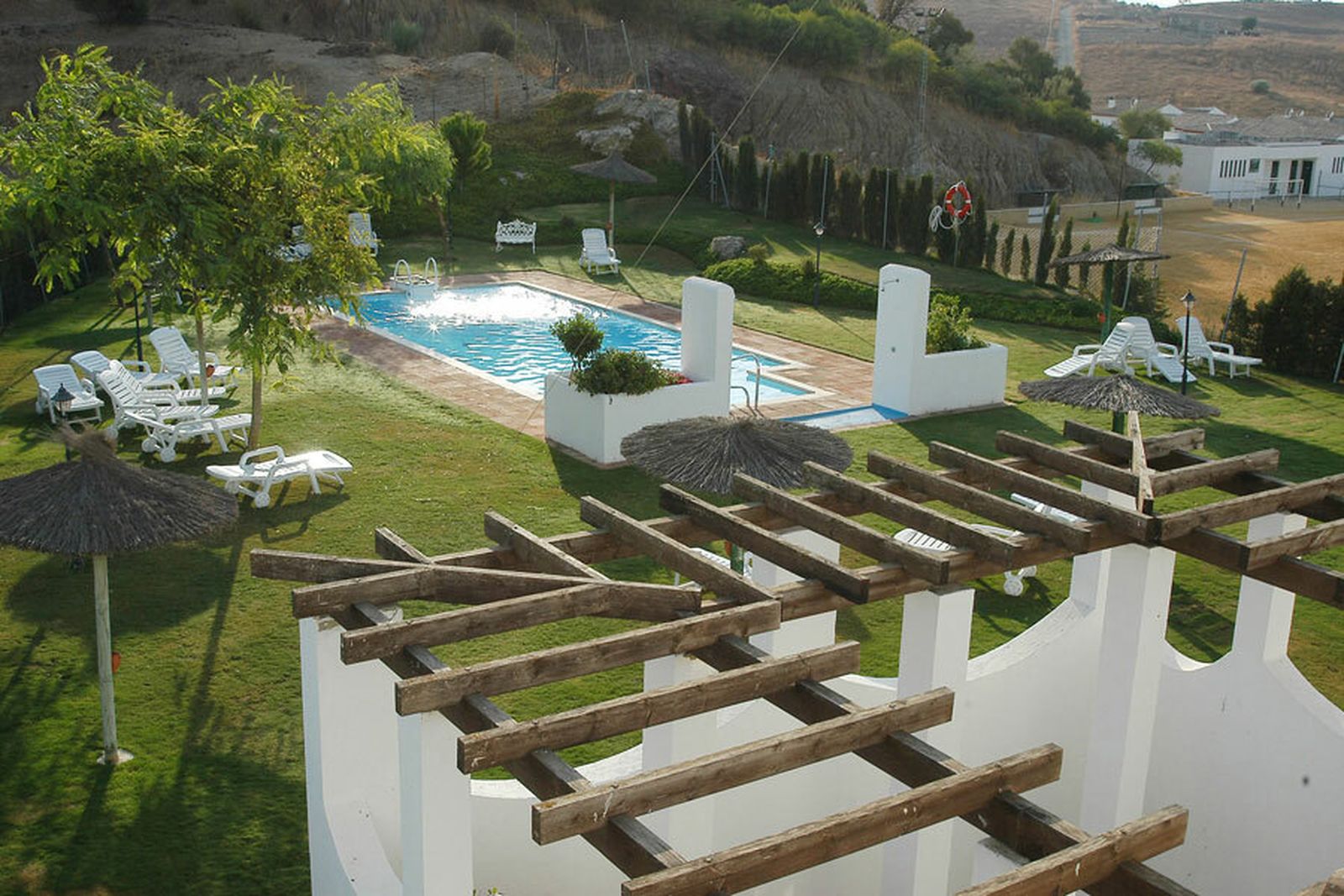Piscina del hotel Villa de Algar.