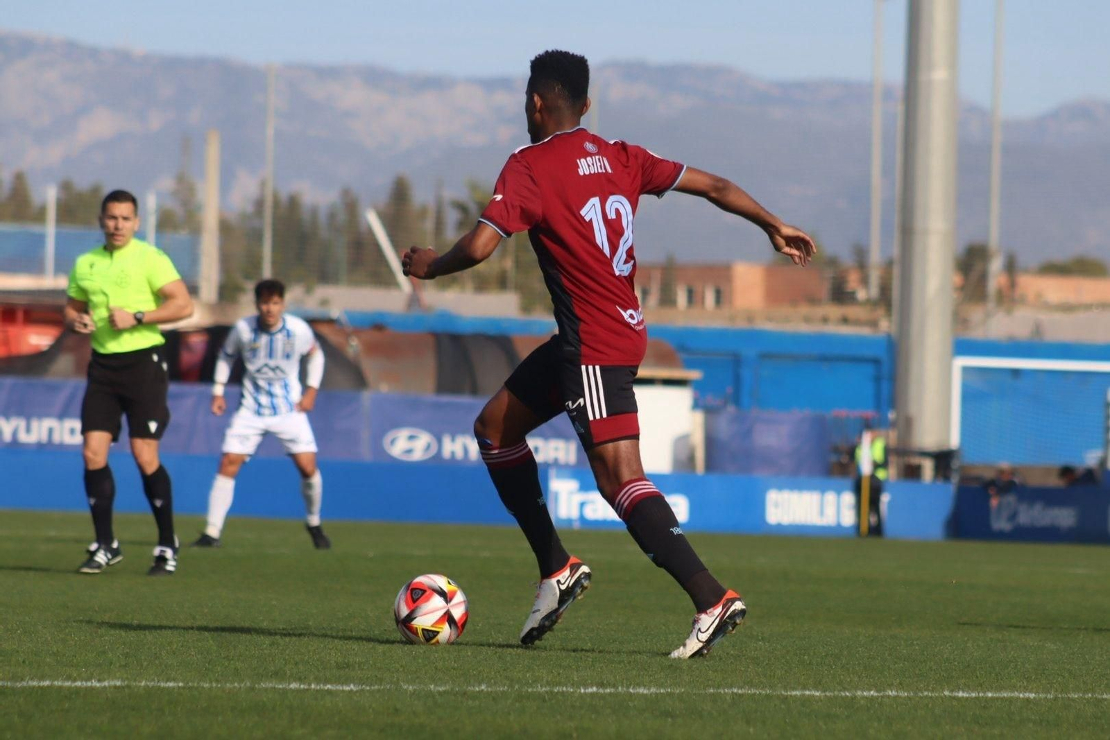 Martínez Montalbán observa el balón al fondo.