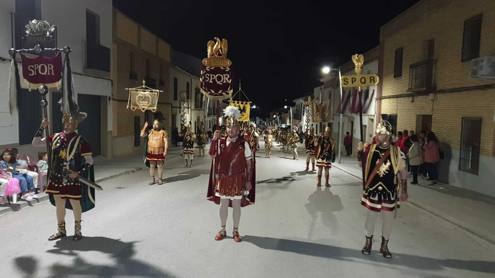 Lunes Santo en Castro del Río: La ofrenda floral de las escoltas romanas, en fotografías
