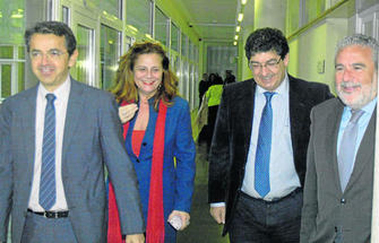 Pablo Carrasco, Pilar Vergara, directora de Servicios Informativos, Diego Valderas y Joaquín Durán, ayer en los pasillos de Canal Sur Televisión.