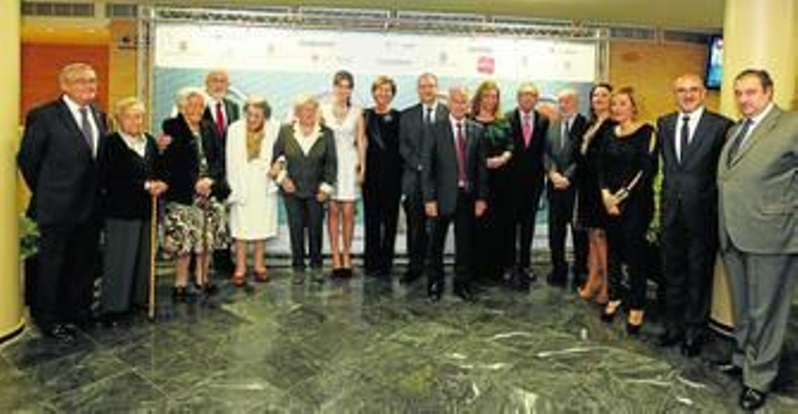 Los premiados por Diario de Almería posan en el photocall del hall del Auditorio Maestro Padilla junto a representantes de las administraciones públicas y Tomás Valiente, director general del Grupo Joly.