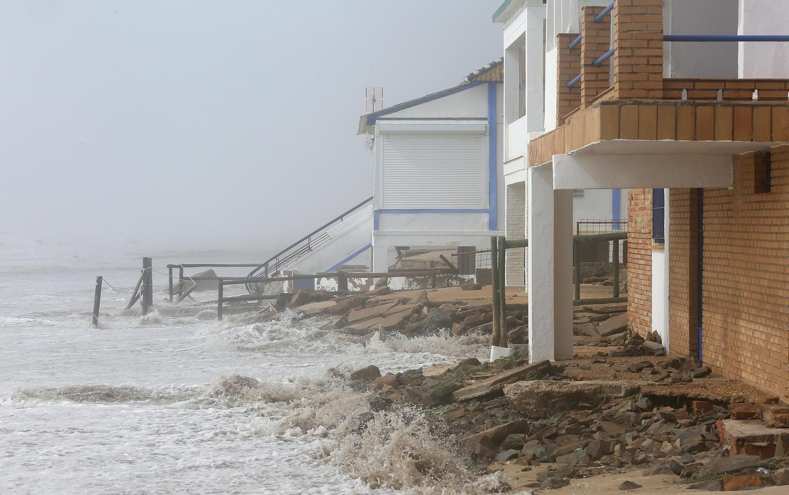El agua del mar llega hasta los cimientos de una vivienda de la playa de La Antilla.