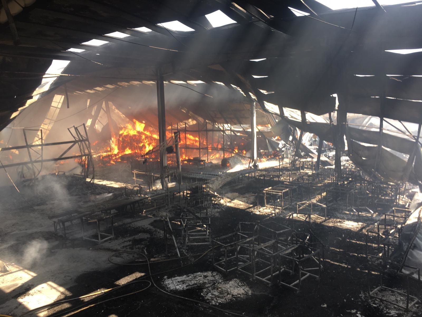 Las llamas, en el interior de la fábrica.