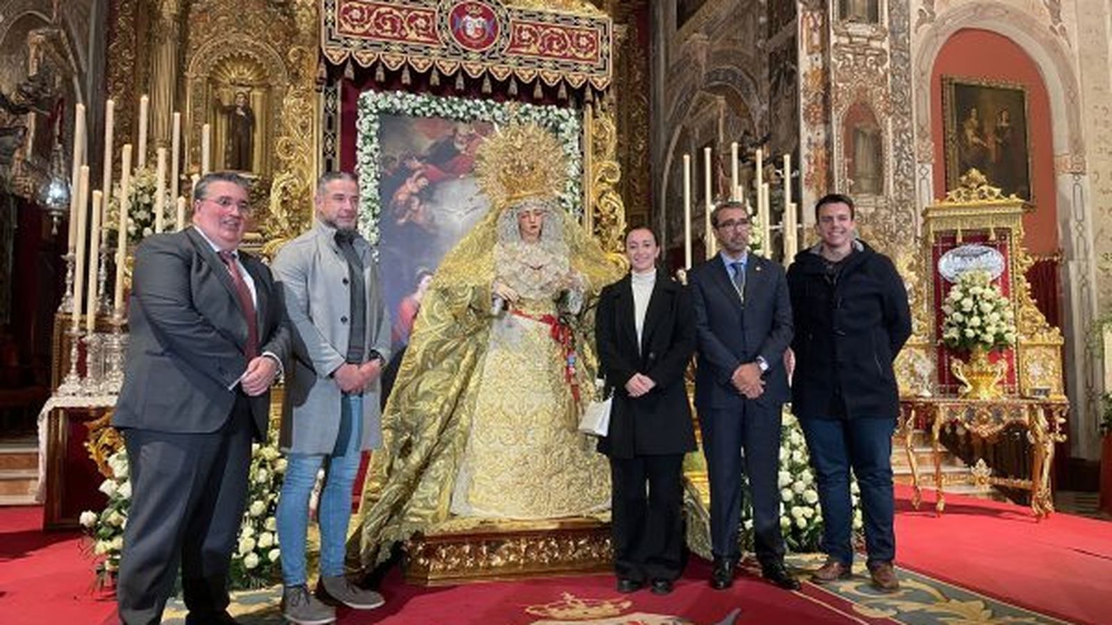 Miembros de la Oliva de Salteras junto a la Virgen de la Esperanza