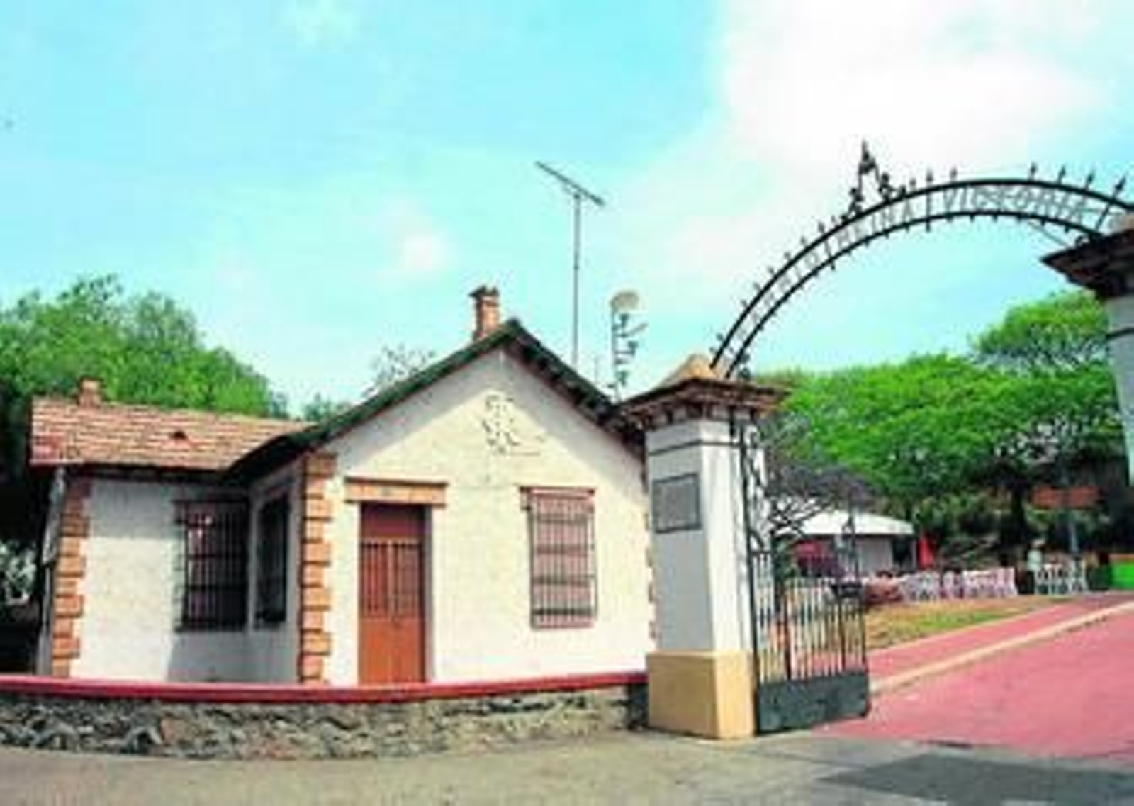 Casa del Guarda, junto al arco de entrada del Barrio Obrero o Barrio Reina Victoria.