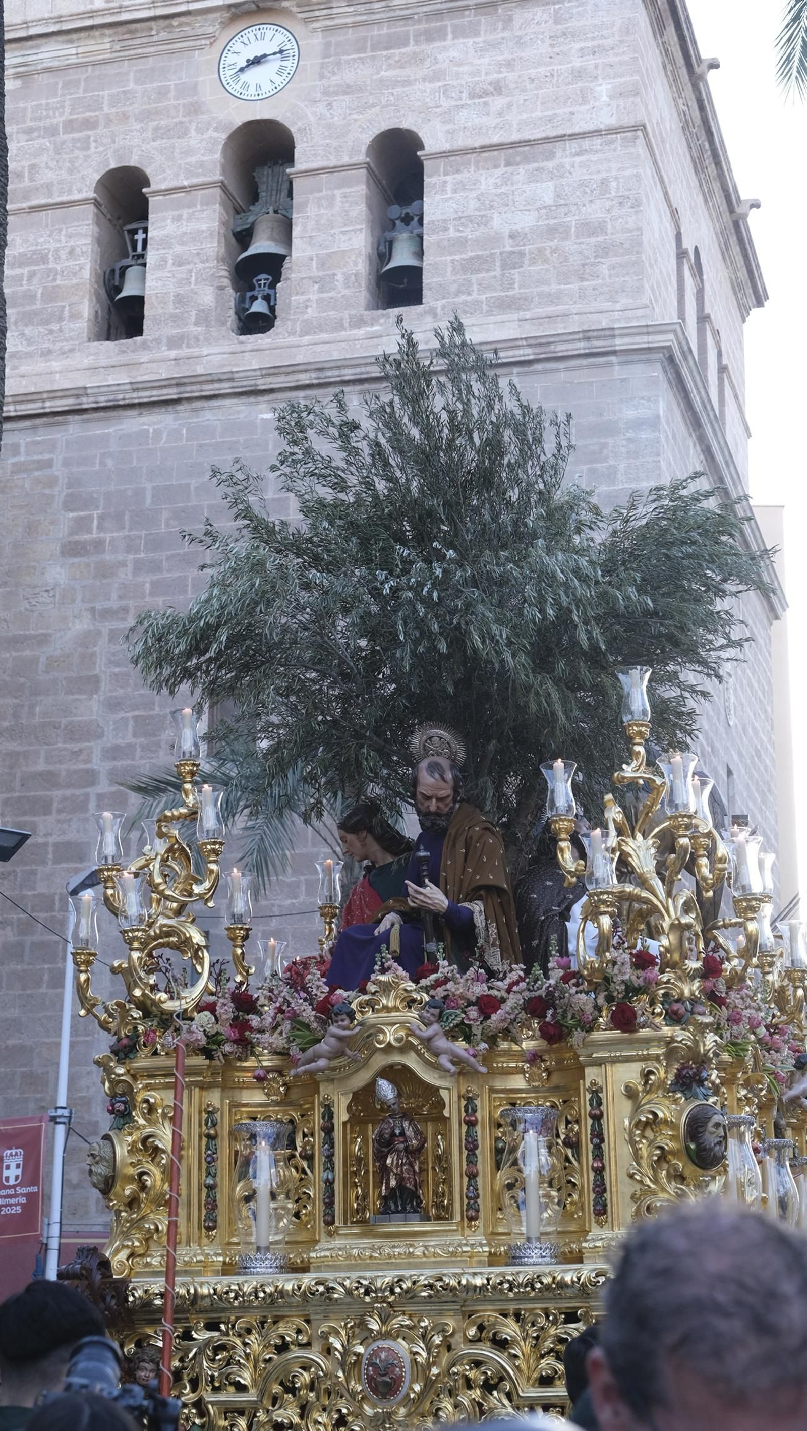 Estudiantes en la Semana Santa de Almería 2025