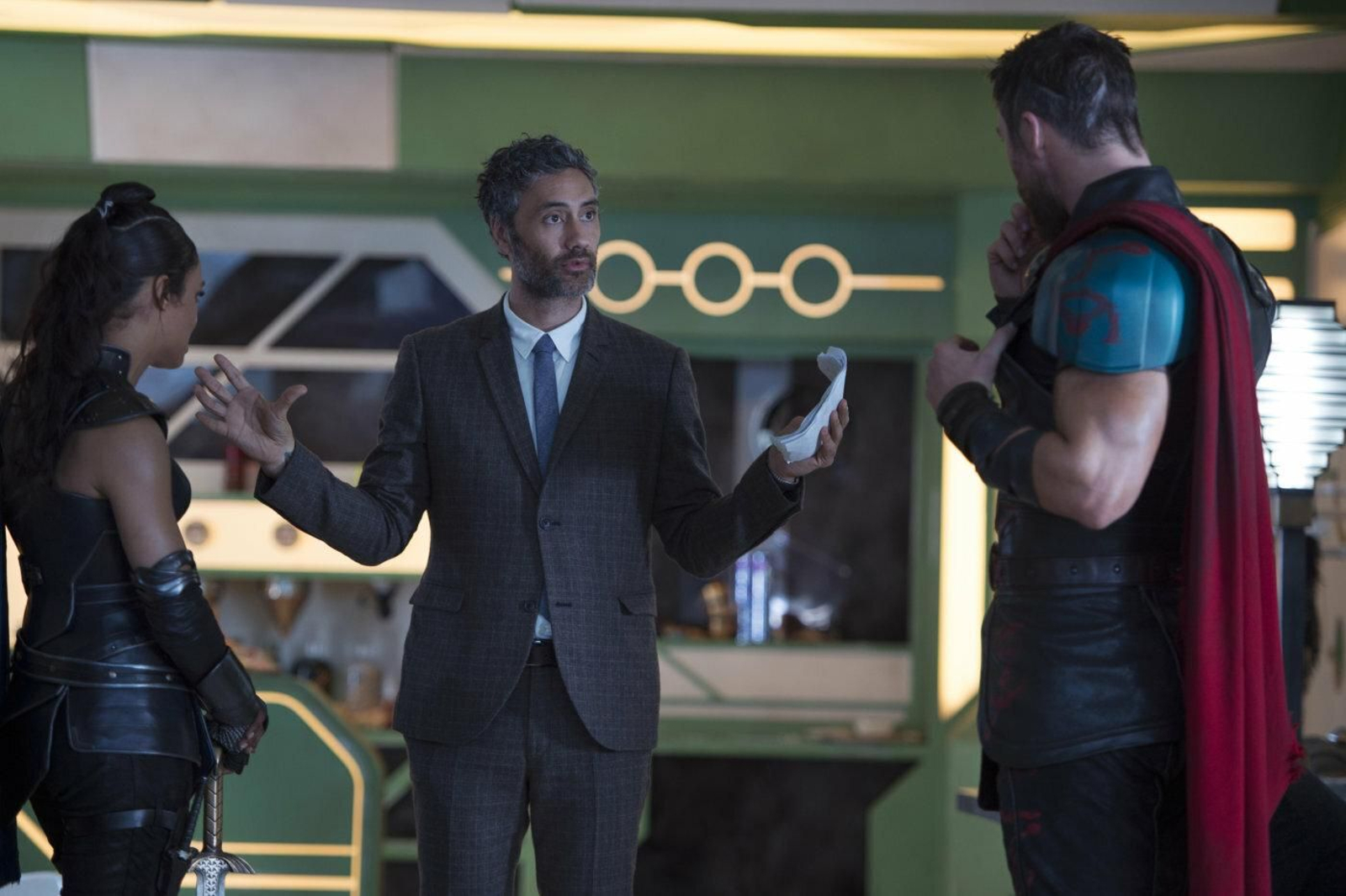 Taika Waititi, en el centro, con Tessa Thompson y Chris Hemsworth en el rodaje de 'Thor: Ragnarok'
