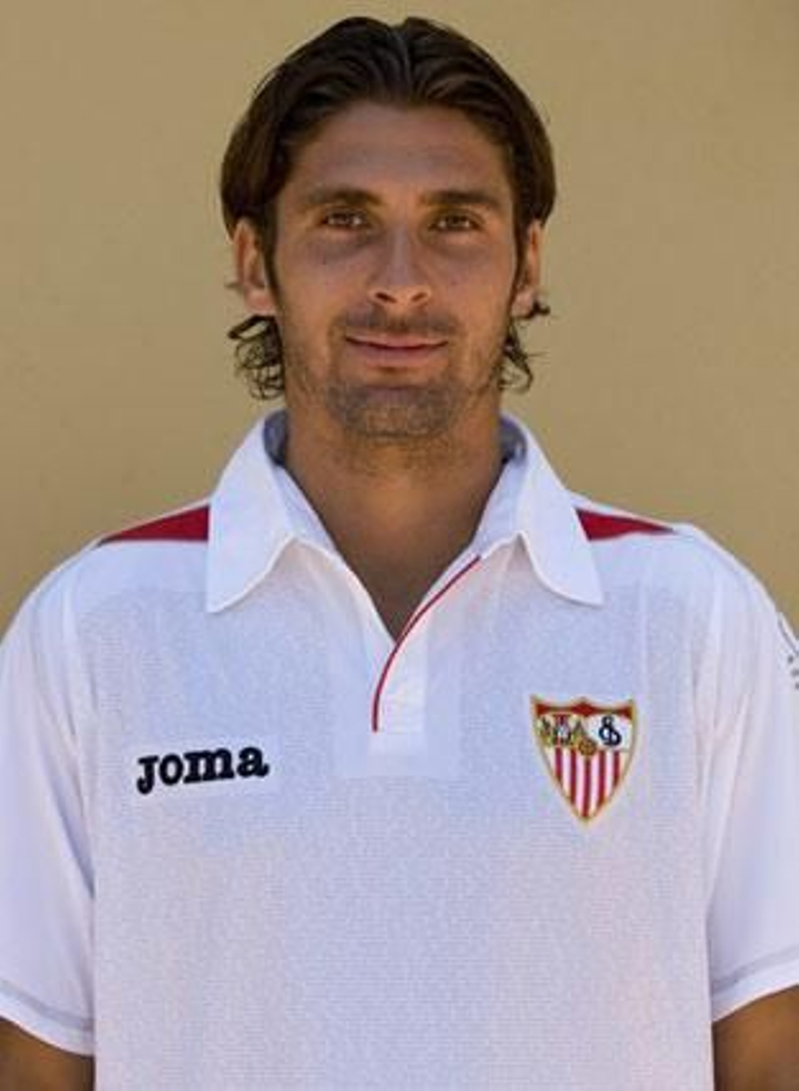 ESCUDÉ(defensa)
Edad:30 años
Temp. en el club:5ª
Goles en 08-09:1
Contrato hasta: 2011