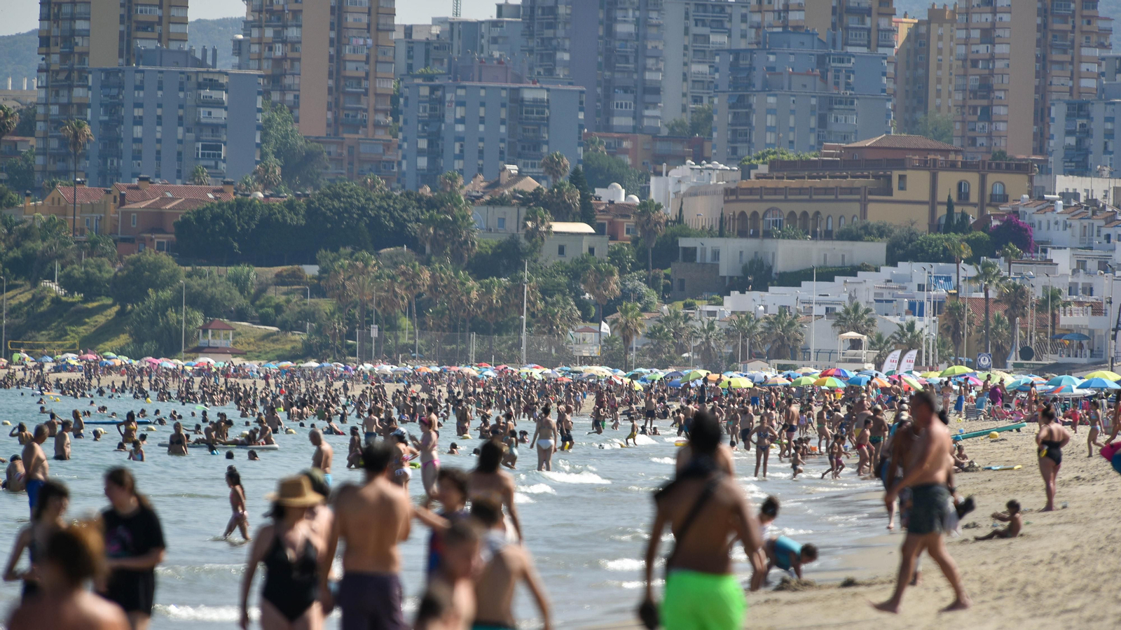 Fotos de la tarde en la playa del El Rinconcillo en plena ola de calor