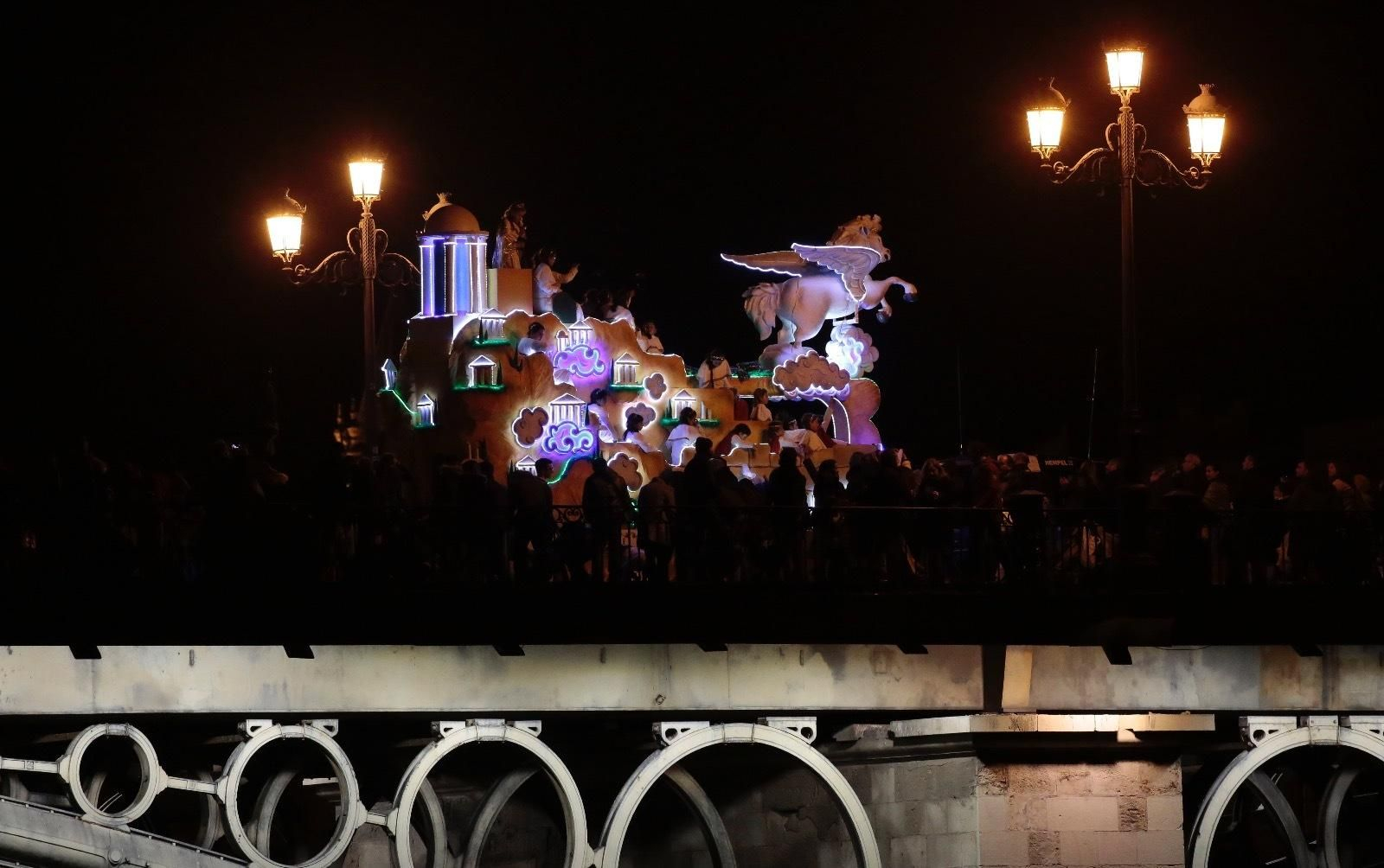 Una carroza cruzando el Puente de Triana.