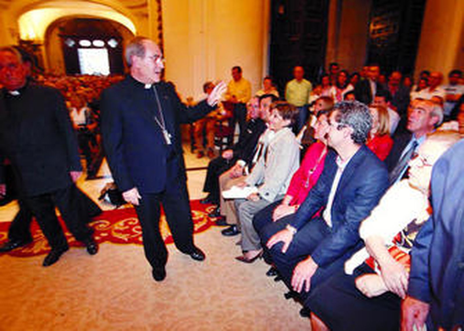 Asenjo saluda a algunos de las personas que acudieron ayer a la vigilía de oración por la vida celebrada en la Compañía.