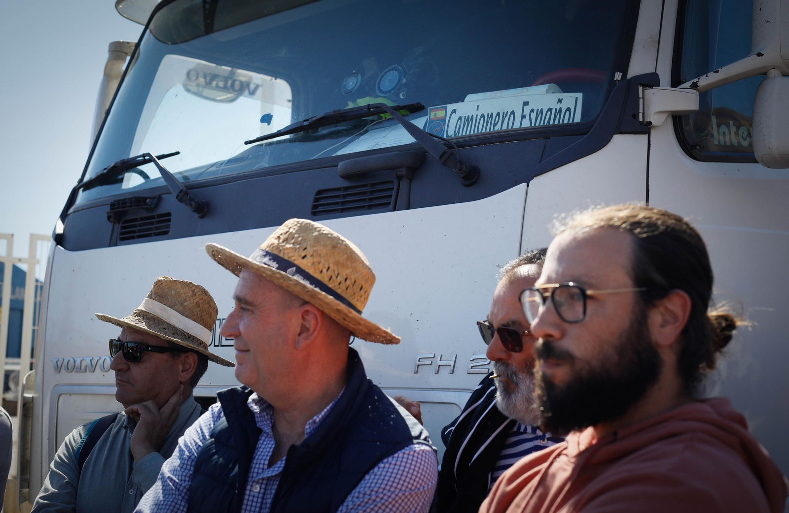 Los agricultores colapsan el puerto de Almería
