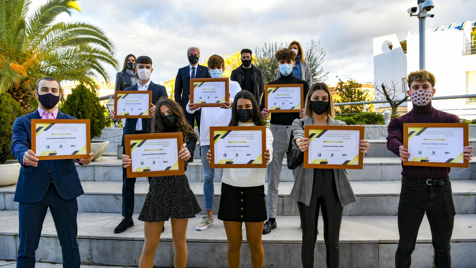 Los beneficiados posan con el diploma de la beca.