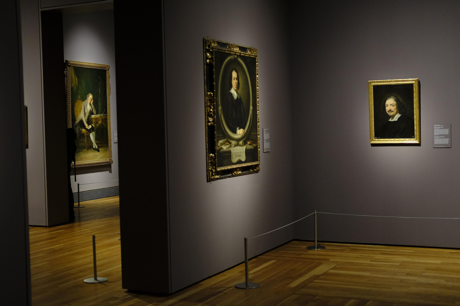1. 'Autorretrato' (1668-70) de Bartolomé Esteban Murillo, obra comprada en 1953 por la National Gallery de Londres, que la ha cedido al Prado para esta muestra. A su izquierda, el célebre retrato de Gaspar Melchor de Jovellanos pintado por Goya en 1781 y, a la derecha, 'El pintor Andrea Sacchi' (1661) de Carlo Maratta. 2. 'Autorretrato' (1498) de Alberto Durero. 3. 'Huyendo de la crítica' (1874), óleo sobre lienzo de Pere Borrell y del Caso procedente de la Colección Banco de España. 4. A la izquierda, 'Las hilanderas' o 'La fábula de Aracne' (h. 1665-60), el célebre óleo donde Velázquez introduce una cita a Tiziano y también a Pedro Pablo Rubens, cuyo lienzo 'El rapto de Europa' (h. 1636-37) aparece colgado en la pared derecha. 1. 'Autorretrato' (1668-70) de Bartolomé Esteban Murillo, obra comprada en 1953 por la National Gallery de Londres, que la ha cedido al Prado para esta muestra. A su izquierda, el célebre retrato de Gaspar Melchor de Jovellanos pintado por Goya en 1781 y, a la derecha, 'El pintor Andrea Sacchi' (1661) de Carlo Maratta. 2. 'Autorretrato' (1498) de Alberto Durero. 3. 'Huyendo de la crítica' (1874), óleo sobre lienzo de Pere Borrell y del Caso procedente de la Colección Banco de España. 4. A la izquierda, 'Las hilanderas' o 'La fábula de Aracne' (h. 1665-60), el célebre óleo donde Velázquez introduce una cita a Tiziano y también a Pedro Pablo Rubens, cuyo lienzo 'El rapto de Europa' (h. 1636-37) aparece colgado en la pared derecha.