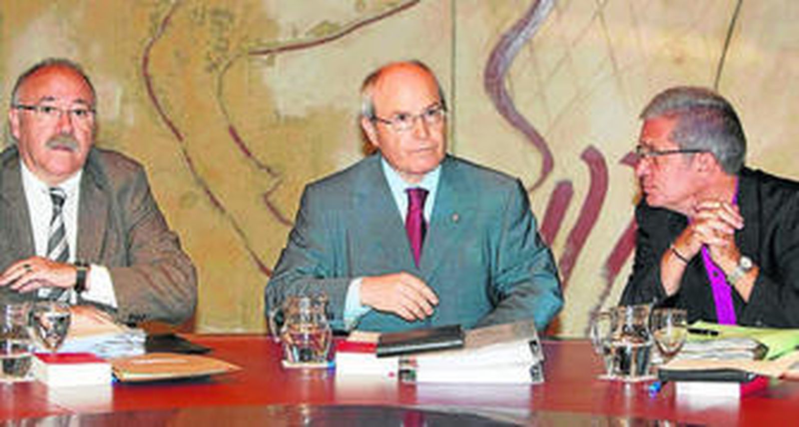 Montilla, flanqueado por Josep Lluis Carod-Rovira (izda.) y Joan Saura, ayer en Barcelona.