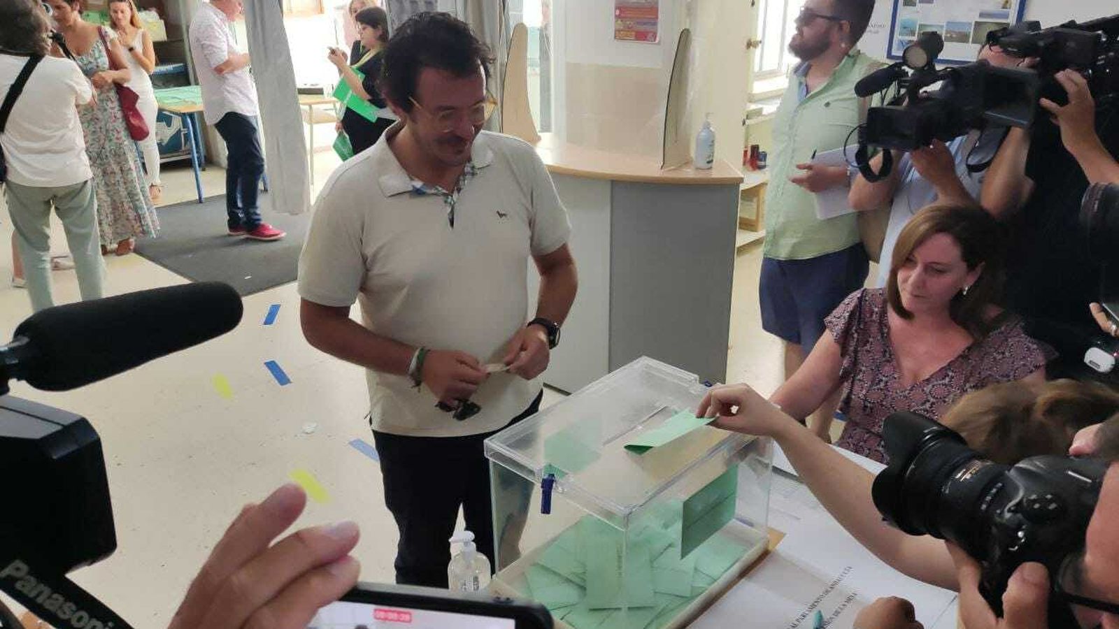 El alcalde de Cádiz, José María González 'Kichi', votando el domingo.