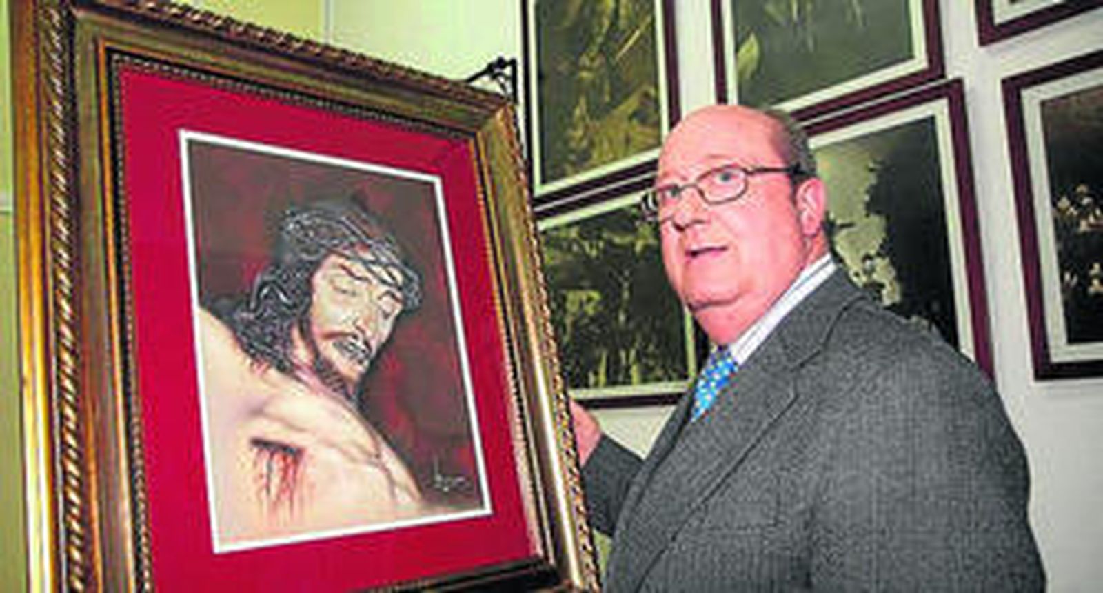 El presidente de la Federación, Gerardo Sabador, junto al cuadro.
