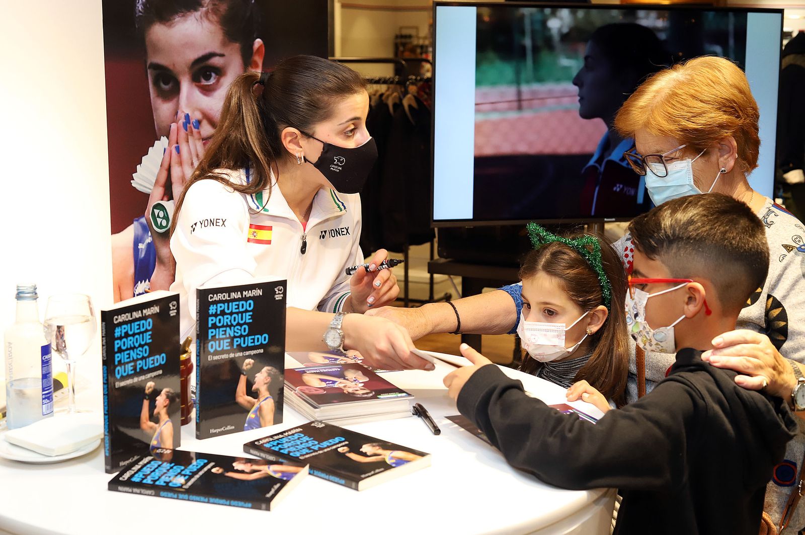 Huelva 2021: Carolina Marín firma autógrafos en el Corte Inglés de Huelva durante el Mundial de Bádminton